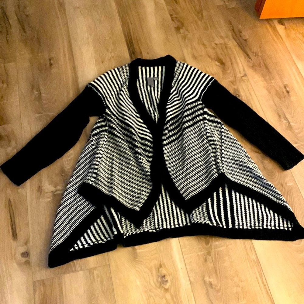 Black and white cardigan sweater, brand Quinn, size M